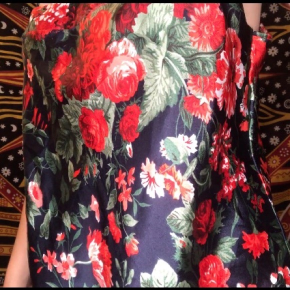 🌹VINTAGE: Silky black rose slip top🌹 - Picture 4 of 4